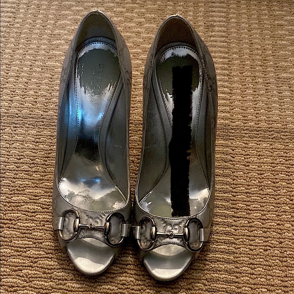 Vintage Gucci Silver 7.5, Vintage,  Peep Toe Heels, leather embossed GG logo - Picture 4 of 10